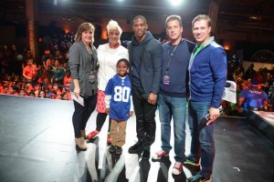 Football player Victor Cruz and Food Network chef and personality Anne Burrell host Time Warner Cable's "Connect a Million Minds Day" for 300 students from local Boys & Girls Clubs on February 1, 2014 in New York City. From l. to r. Ellen East, TWC’s Chief Communications Officer; Anne Burrell; Victor Cruz; Jeffrey A. Hirsch, TWC’s EVP and Chief Sales/Marketing Officer, Residential Services; Chad Royal-Pascoe, BGCA’s National Vice President, Corporate Partnerships. Photo credit: Gustavo Caballero/Getty Images for Time Warner Cable.