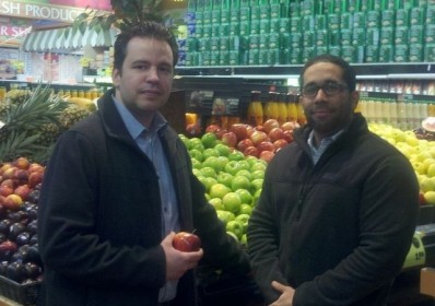 Alex Inoa (Right) and Jorge Guillén (left), coordinators of the online supermarket, TheEasymarket.com (Photo by José Acosta via El Diario/La Prensa)