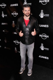 Juanes+Artist+Spotlight+Merchandise+Unveiling+dy68d-GSbRSl