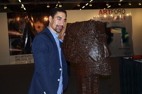 El pintor Oscar Abreu junto a una de sus esculturas