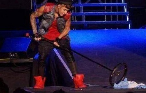 Justin-Bieber-Disrespect-the-Argentina-flag-2013