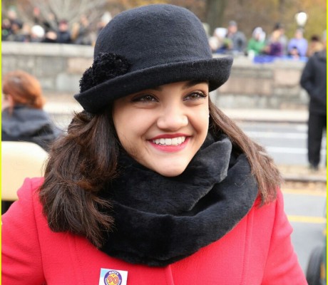 kelsea-ballerini-laurie-hernandez-thanksgiving-day-parade-04-1 justjared.com